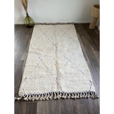 Tapis berbère M'rirt écru à losanges bleus gravés Tapis berbère M'rirt écru à losanges bleus gravés