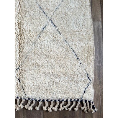 Tapis berbère M'rirt écru à losanges bleus gravés Tapis berbère M'rirt écru à losanges bleus gravés