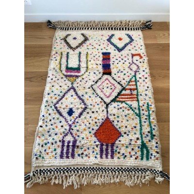 Tapis berbère M'rirt écru à motifs colorés Tapis berbère M'rirt écru à motifs colorés