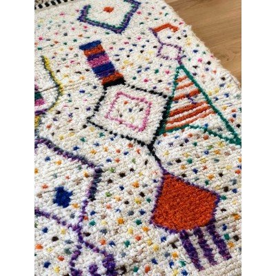 Tapis berbère M'rirt écru à motifs colorés Tapis berbère M'rirt écru à motifs colorés