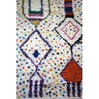 Tapis berbère M'rirt écru à motifs colorés Tapis berbère M'rirt écru à motifs colorés